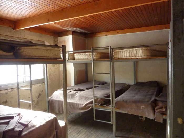 Dormitory of the refuge non-gardé : photo Claude Prémillieu