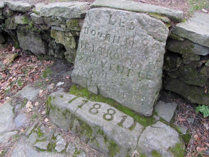 Inscription à la source près du Chalet-refuge des Albères