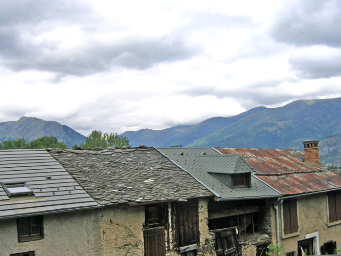 Roofs in Goulier, Ariège: from the traditional to the ultra-modern